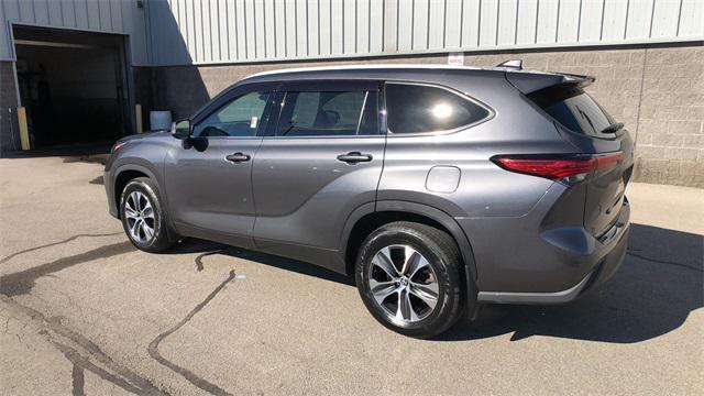 used 2022 Toyota Highlander car, priced at $34,998