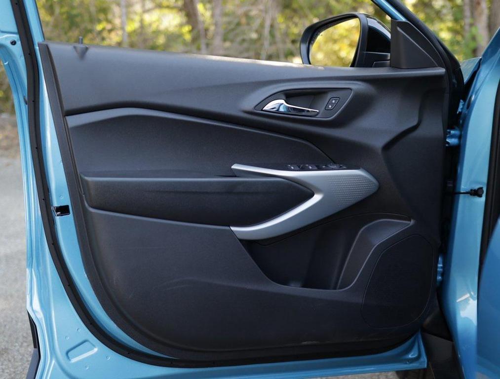 new 2025 Chevrolet Trax car, priced at $23,995