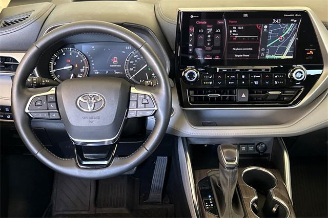 used 2021 Toyota Highlander car, priced at $33,750