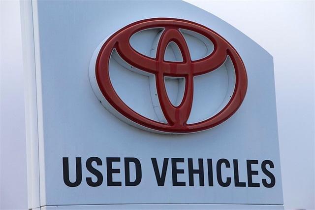 used 2021 Toyota Highlander car, priced at $27,495
