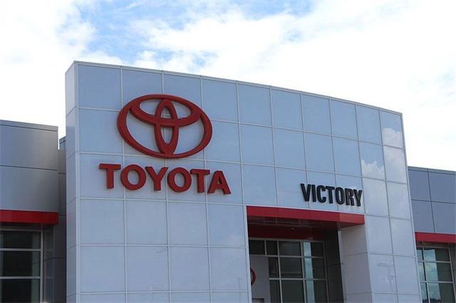 used 2021 Toyota Highlander car, priced at $27,495
