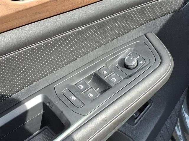 new 2025 Volkswagen Atlas car, priced at $40,806