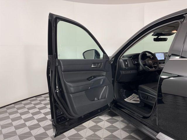 new 2025 Nissan Pathfinder car, priced at $43,958