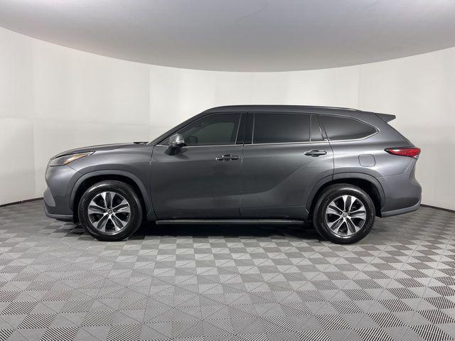 used 2022 Toyota Highlander car, priced at $33,992