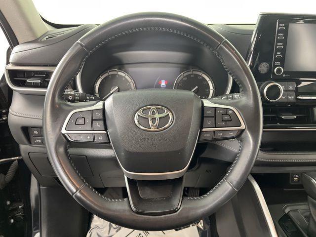 used 2022 Toyota Highlander car, priced at $33,153