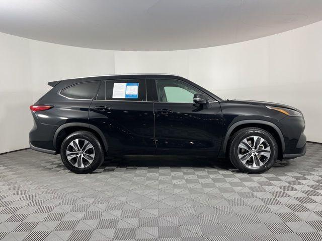 used 2022 Toyota Highlander car, priced at $33,153