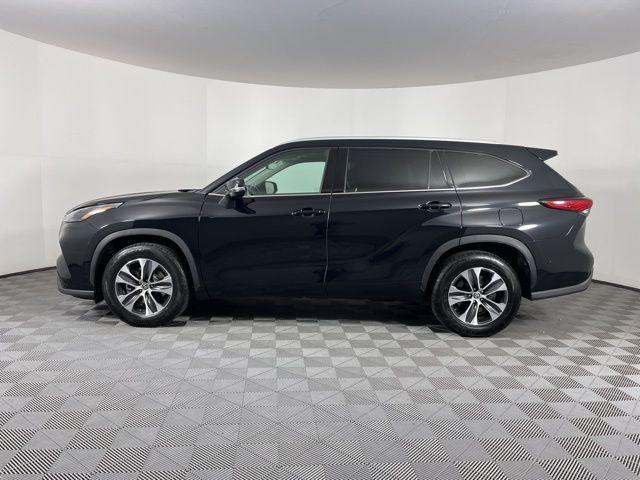 used 2022 Toyota Highlander car, priced at $33,153