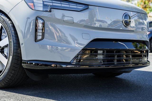 new 2025 Volvo EX90 car, priced at $86,940