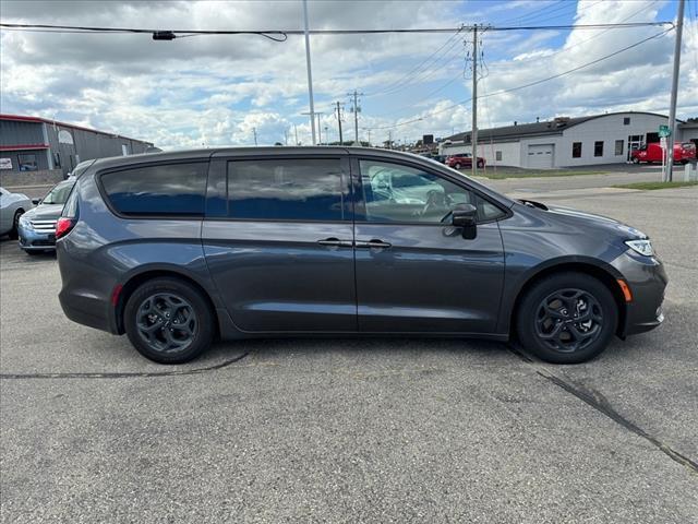 used 2022 Chrysler Pacifica Hybrid car, priced at $28,697