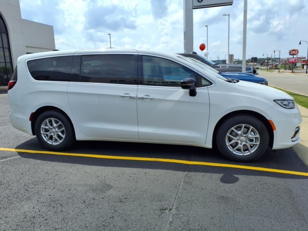 new 2025 Chrysler Pacifica car, priced at $45,725