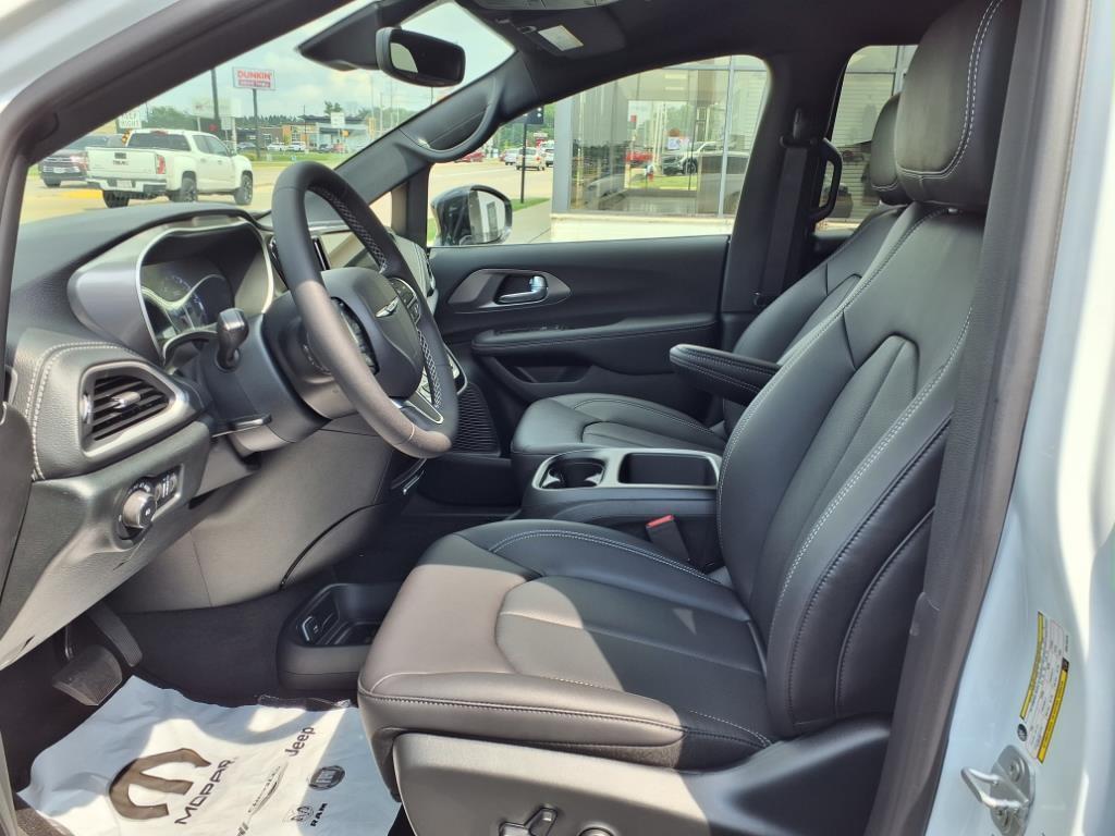 new 2025 Chrysler Pacifica car, priced at $45,725