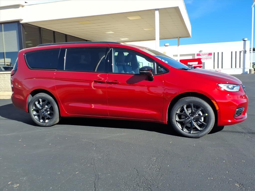 new 2026 Chrysler Pacifica car, priced at $51,175