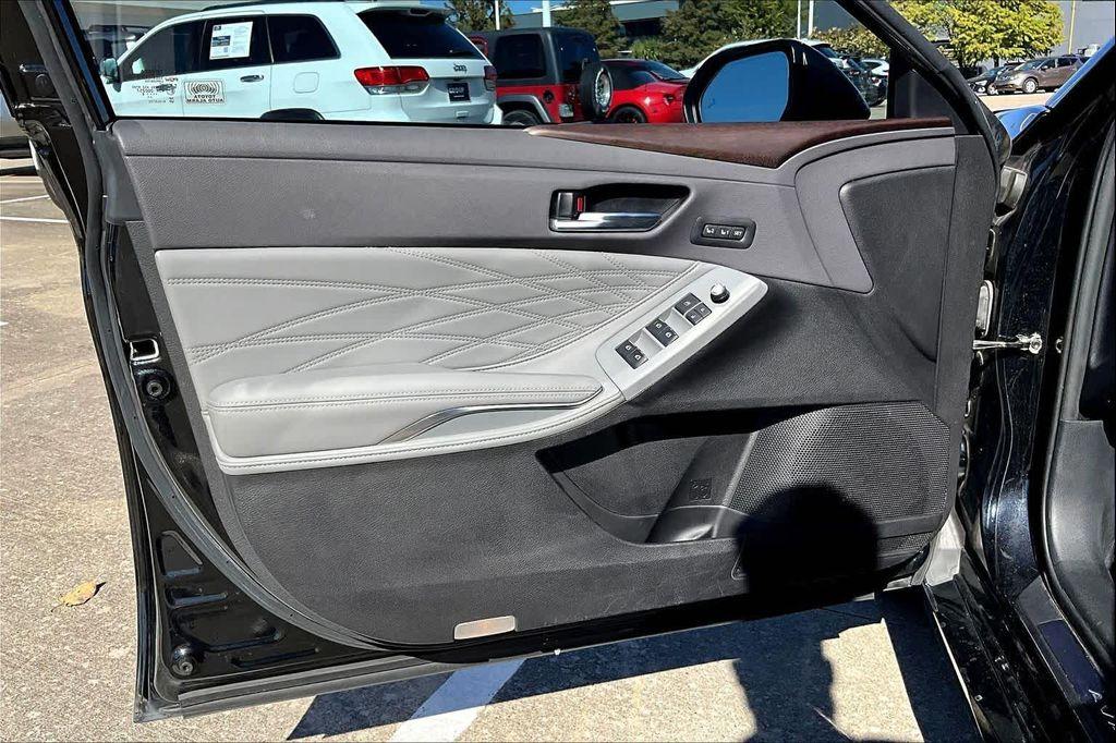 used 2019 Toyota Avalon Hybrid car, priced at $20,495