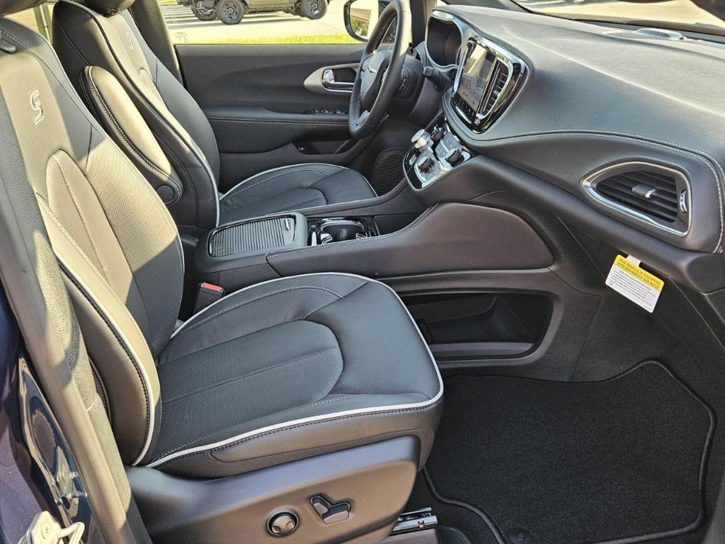 new 2025 Chrysler Pacifica Hybrid car, priced at $57,396