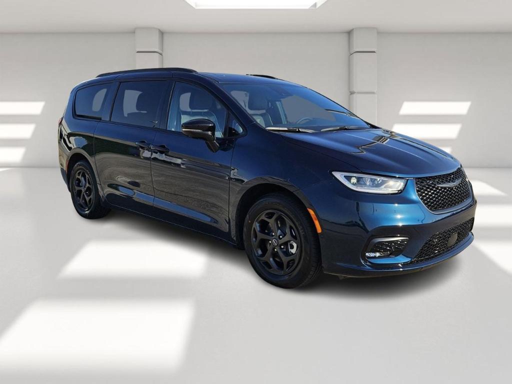 new 2025 Chrysler Pacifica Hybrid car, priced at $57,396
