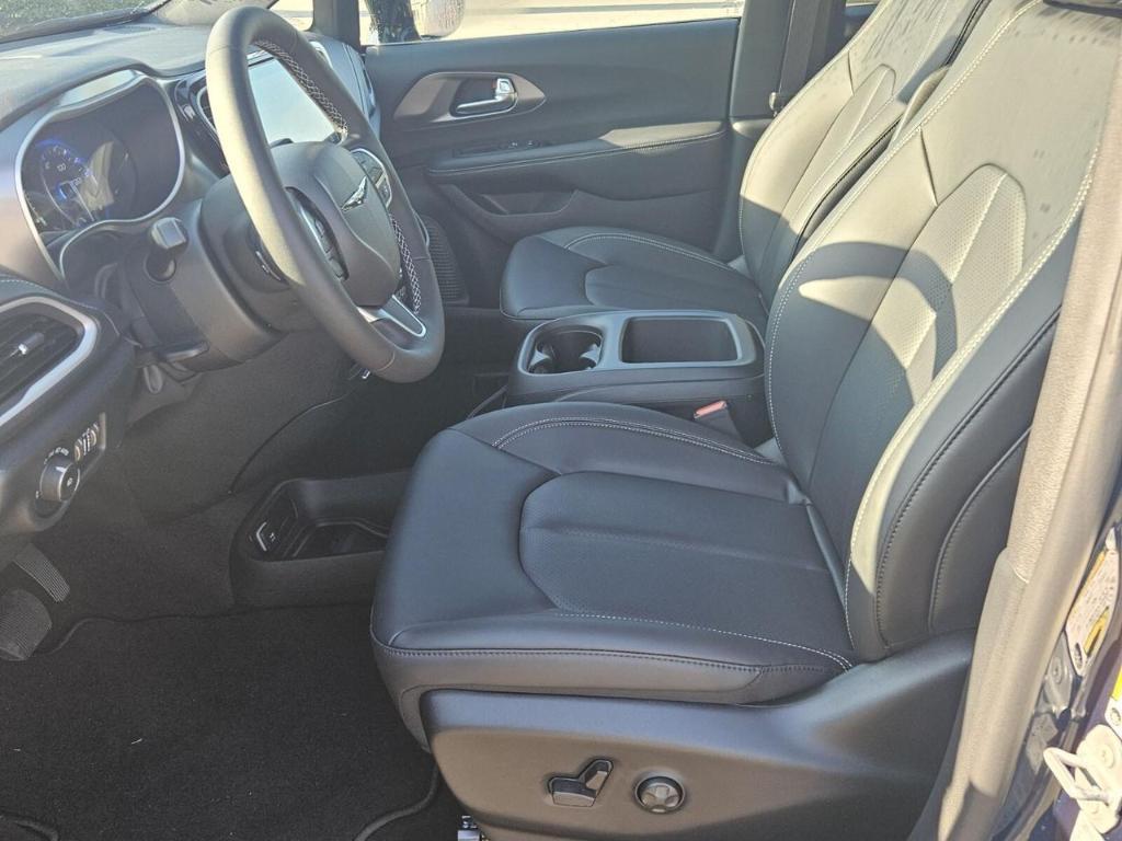 new 2025 Chrysler Pacifica car, priced at $41,153