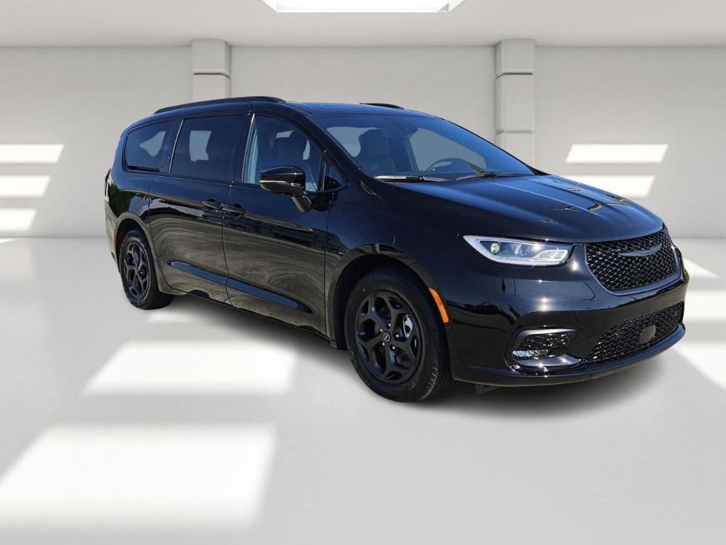 new 2025 Chrysler Pacifica Hybrid car, priced at $56,965