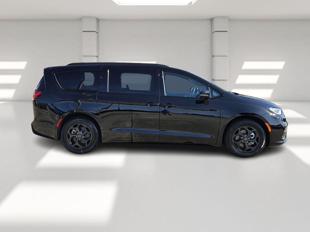 new 2025 Chrysler Pacifica Hybrid car, priced at $56,965