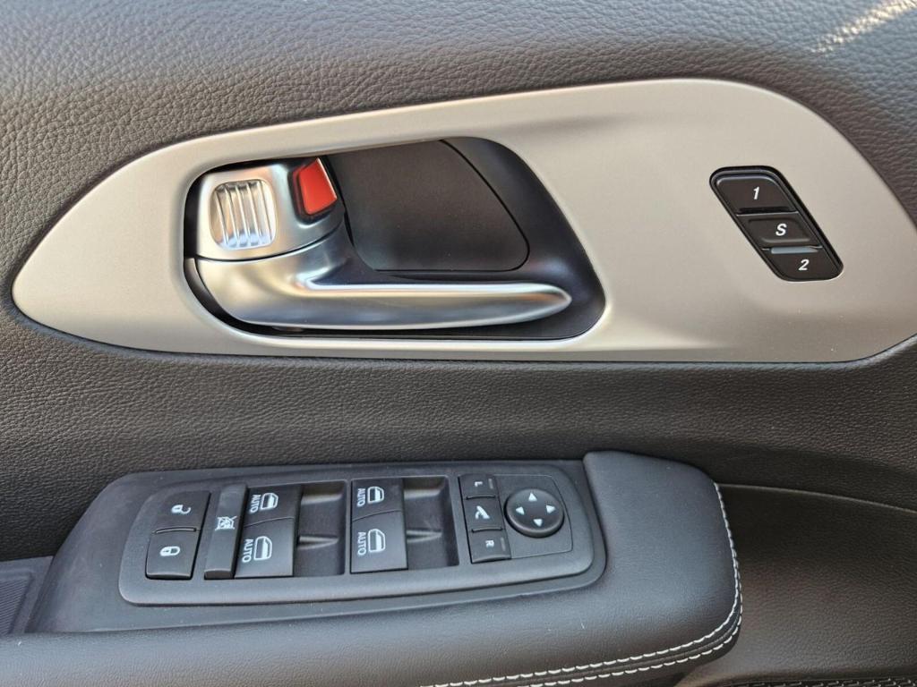 new 2025 Chrysler Pacifica Hybrid car, priced at $56,965