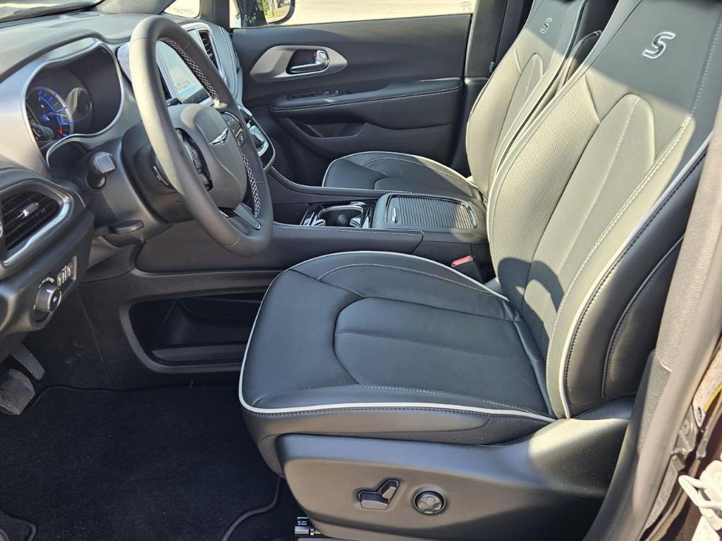 new 2025 Chrysler Pacifica Hybrid car, priced at $56,965