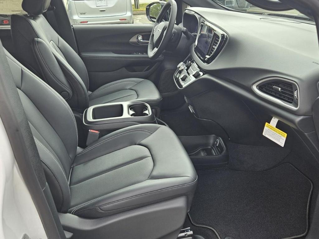 new 2025 Chrysler Voyager car, priced at $39,080