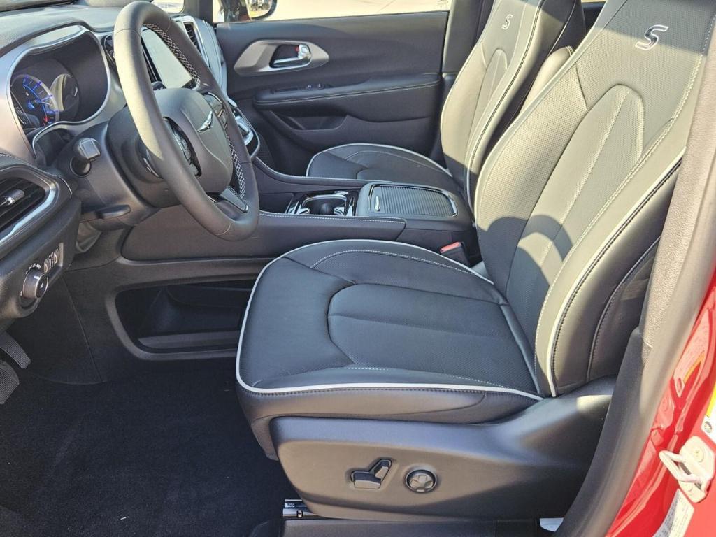 new 2025 Chrysler Pacifica Hybrid car, priced at $57,396
