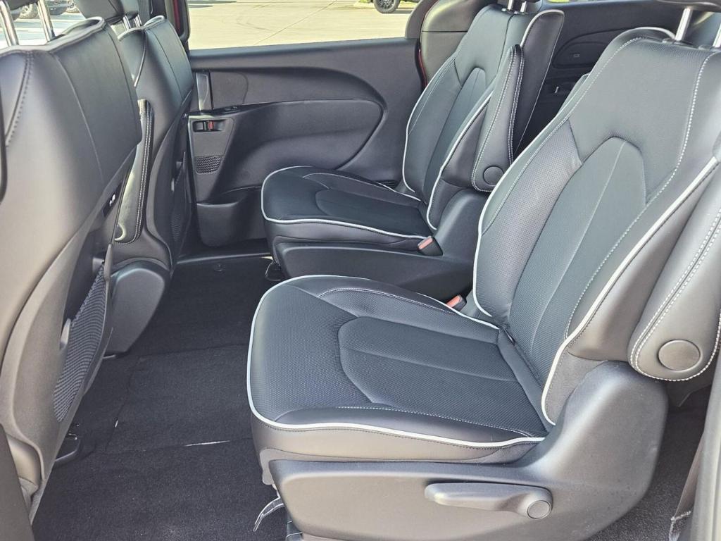 new 2025 Chrysler Pacifica Hybrid car, priced at $57,396