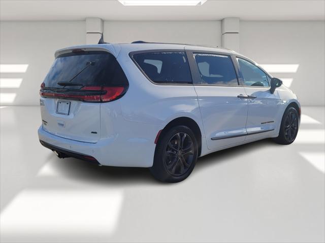 new 2024 Chrysler Pacifica car, priced at $42,345