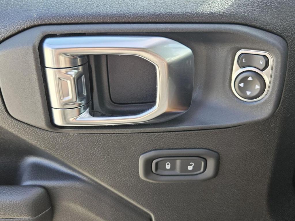 new 2025 Jeep Gladiator car, priced at $46,717