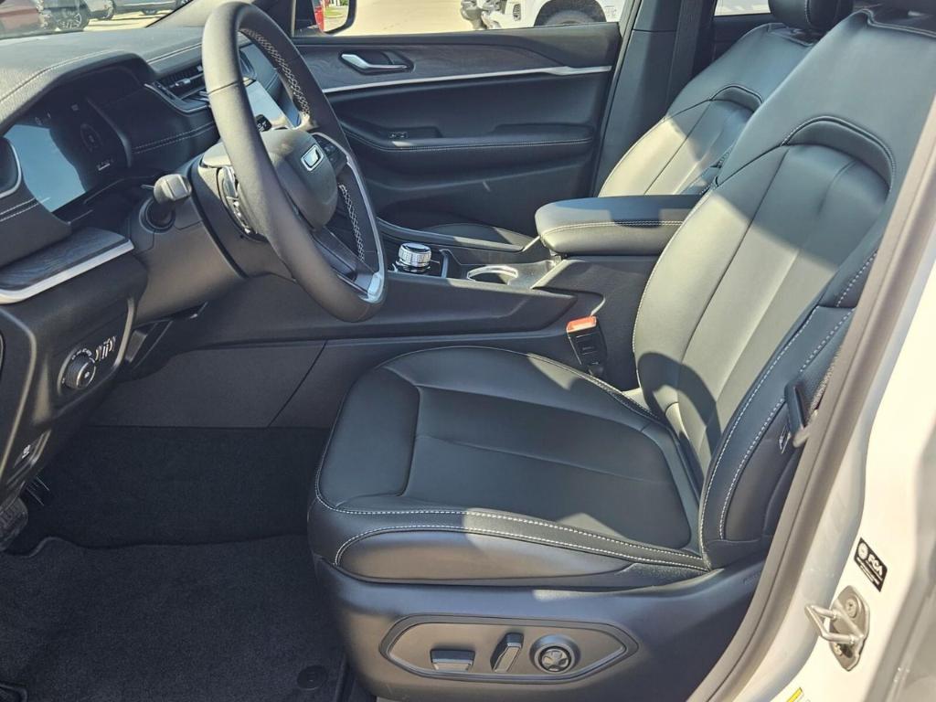 new 2025 Jeep Grand Cherokee car, priced at $41,600