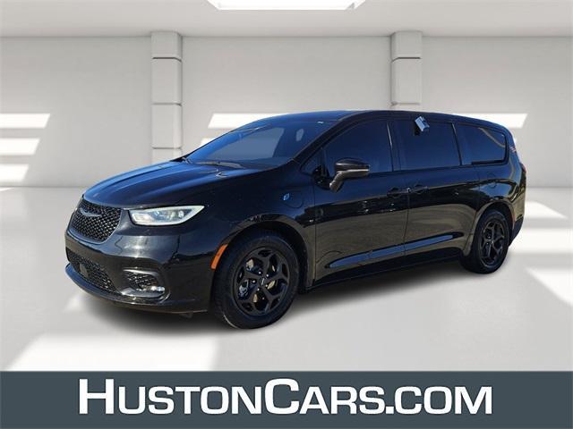 used 2022 Chrysler Pacifica Hybrid car, priced at $24,999