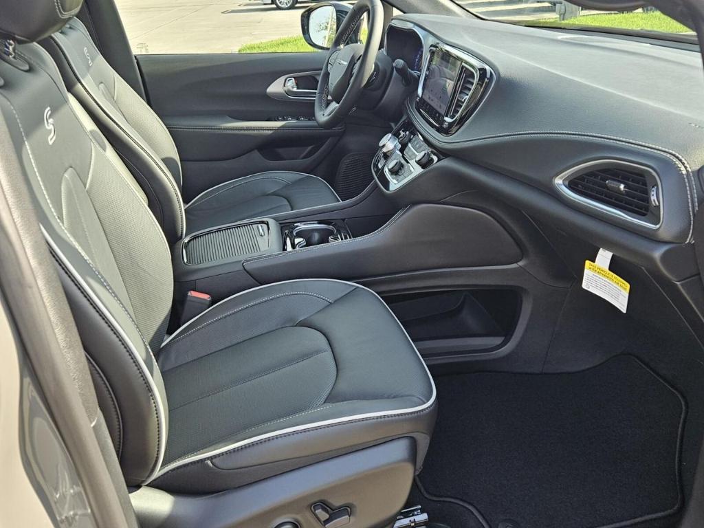new 2025 Chrysler Pacifica car, priced at $47,041