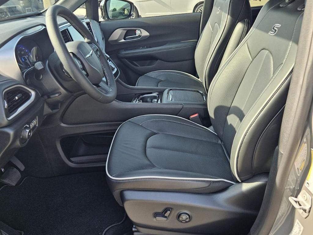 new 2025 Chrysler Pacifica car, priced at $47,041