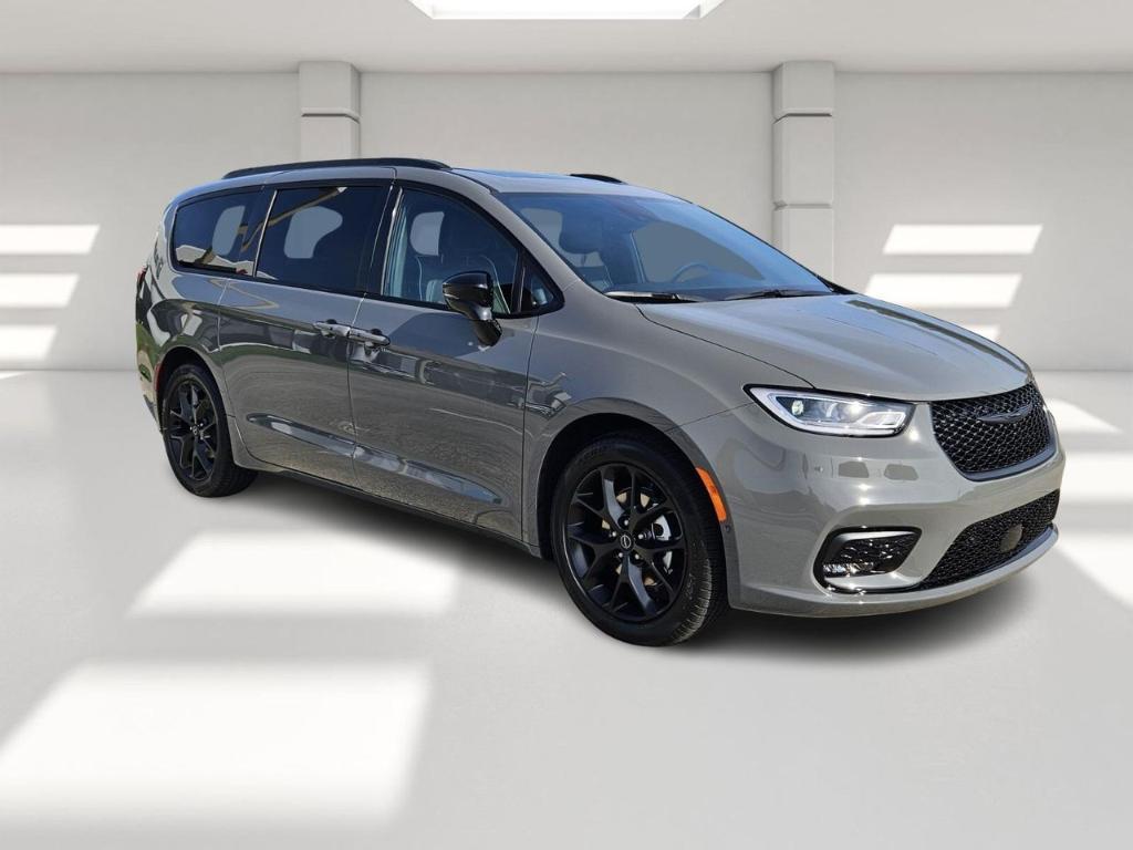 new 2025 Chrysler Pacifica car, priced at $47,041