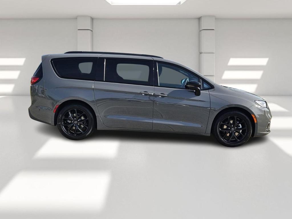 new 2025 Chrysler Pacifica car, priced at $47,041