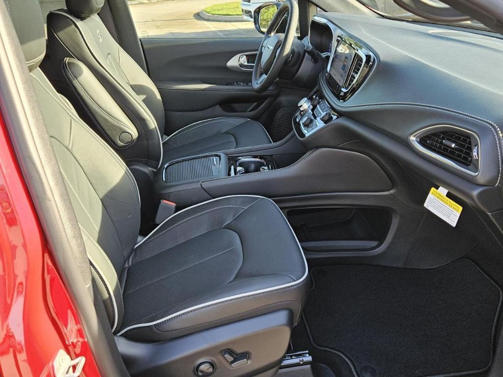 new 2025 Chrysler Pacifica car, priced at $46,975