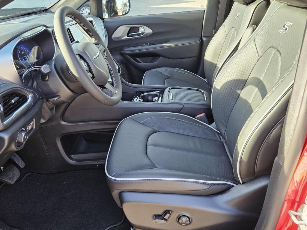 new 2025 Chrysler Pacifica car, priced at $46,975