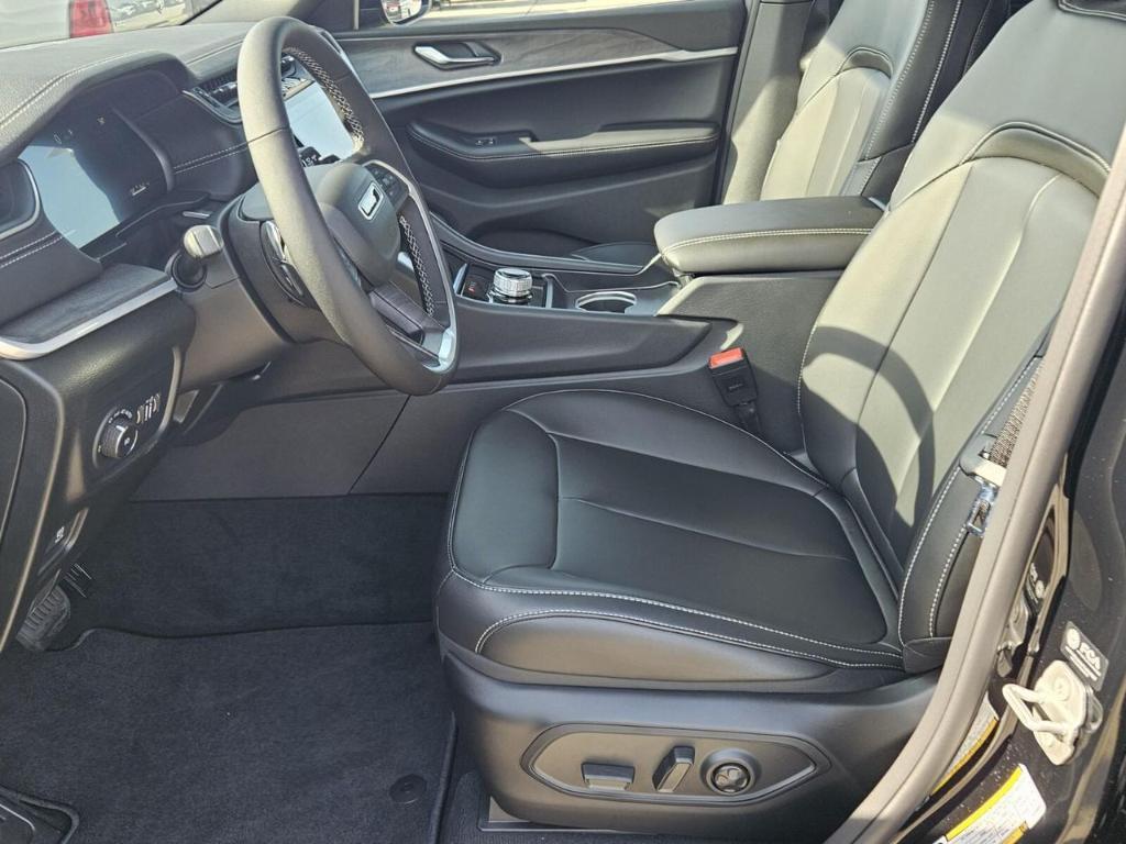 new 2025 Jeep Grand Cherokee car, priced at $40,734