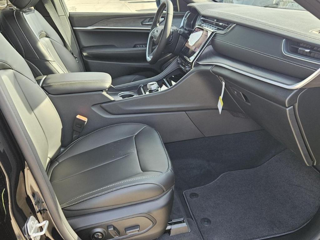 new 2025 Jeep Grand Cherokee car, priced at $40,734