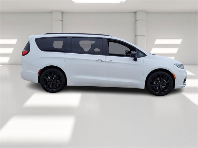 new 2024 Chrysler Pacifica car, priced at $42,095