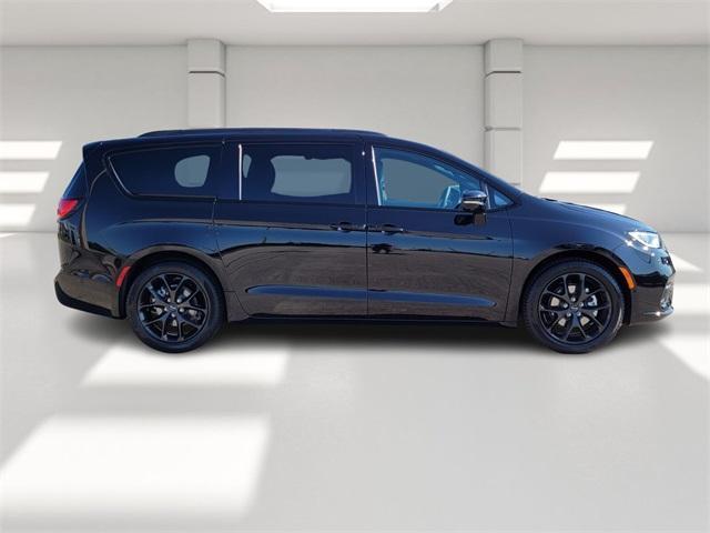 new 2024 Chrysler Pacifica car, priced at $47,015