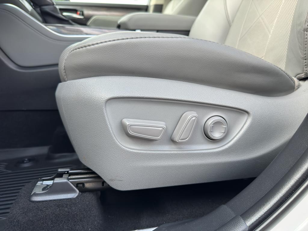 used 2020 Toyota Highlander Hybrid car, priced at $32,179
