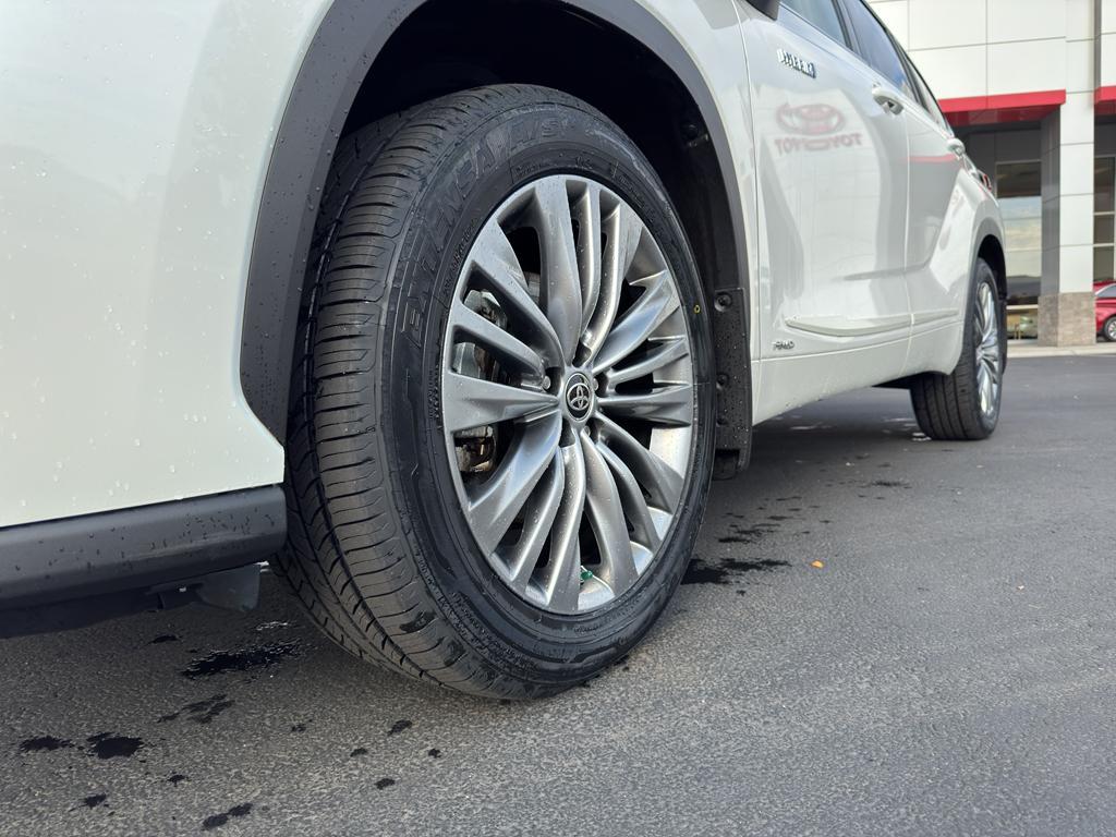 used 2020 Toyota Highlander Hybrid car, priced at $32,179