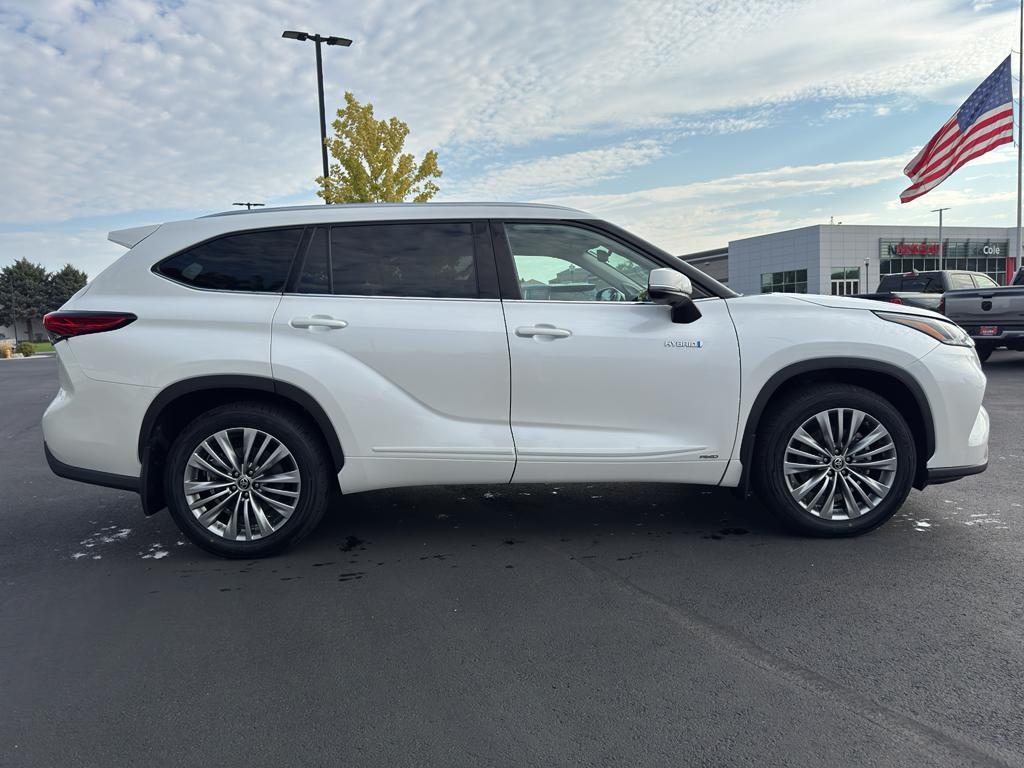 used 2020 Toyota Highlander Hybrid car, priced at $32,179