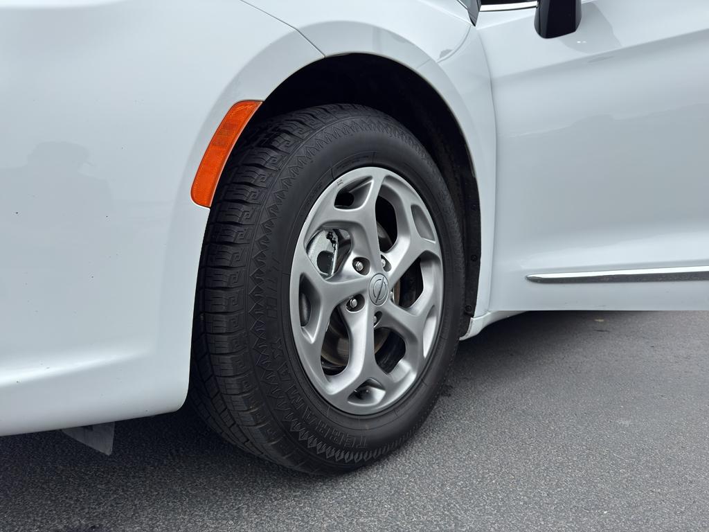 used 2023 Chrysler Pacifica car, priced at $28,487