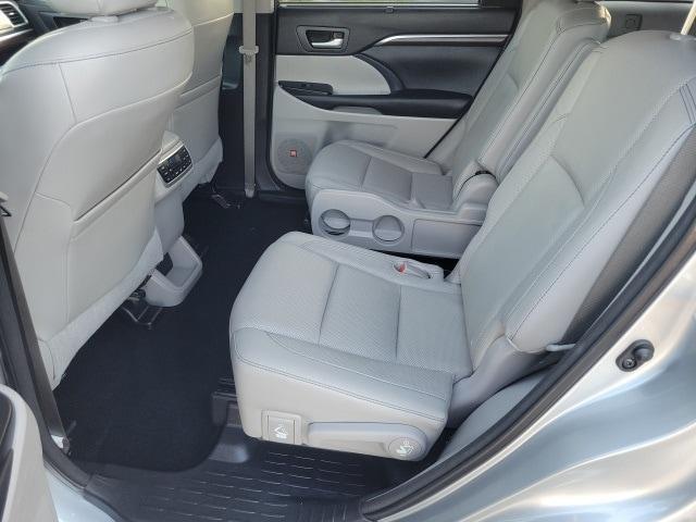 used 2015 Toyota Highlander car, priced at $19,492