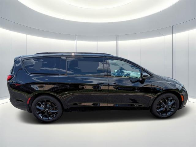 new 2024 Chrysler Pacifica car, priced at $48,176