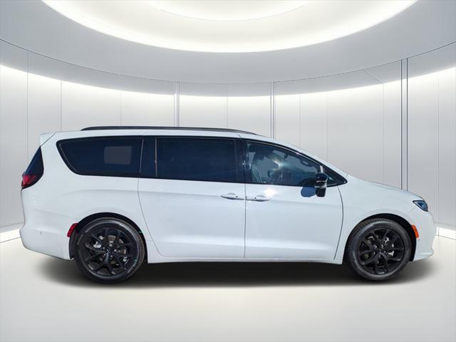 new 2024 Chrysler Pacifica car, priced at $42,410