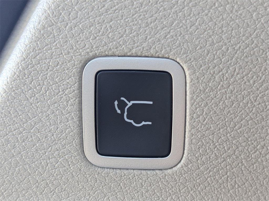 used 2023 Chrysler Pacifica Hybrid car, priced at $30,306