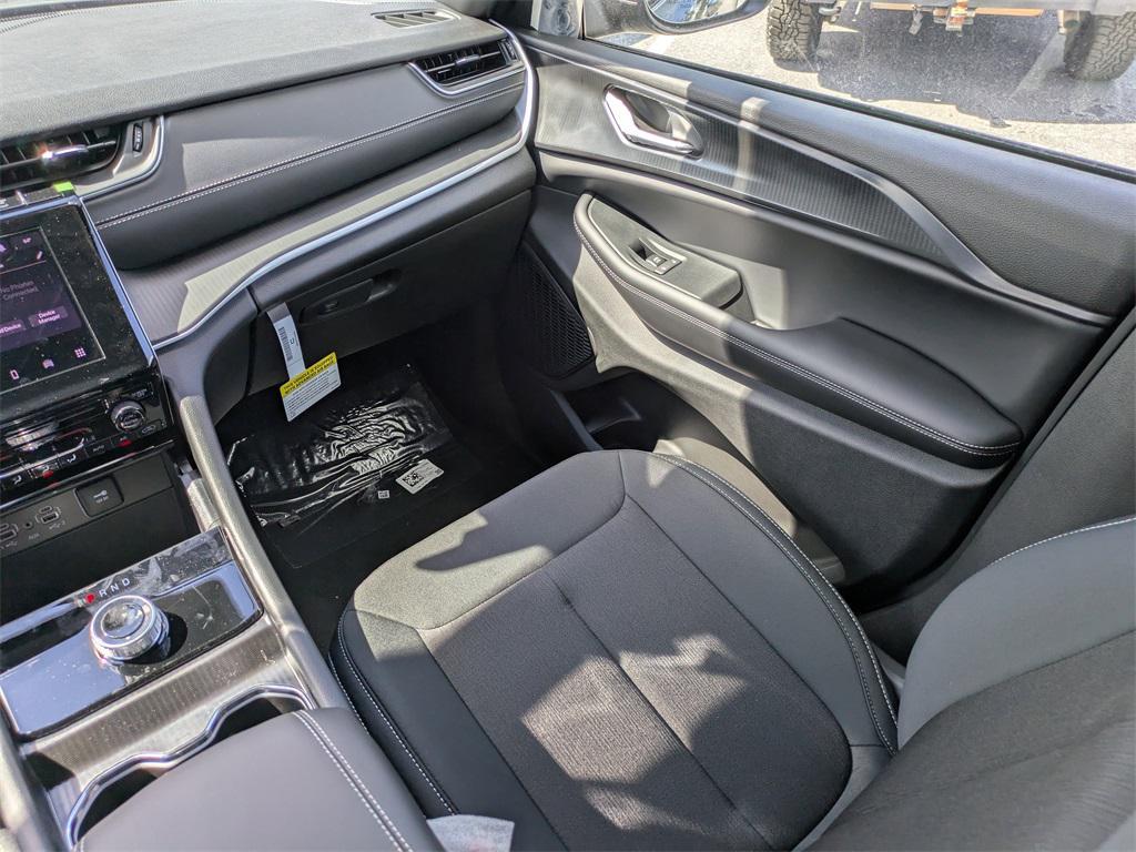 new 2025 Jeep Grand Cherokee car, priced at $37,910